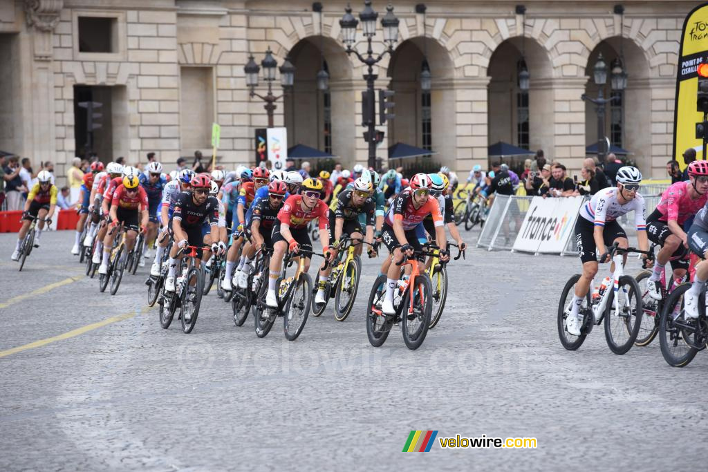 Het peloton bij de tweede doorkomst op de Place de la Concorde in Parijs (2)