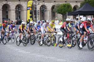 Le peloton au deuxième passage sur la Place de la Concorde (3) (22x)