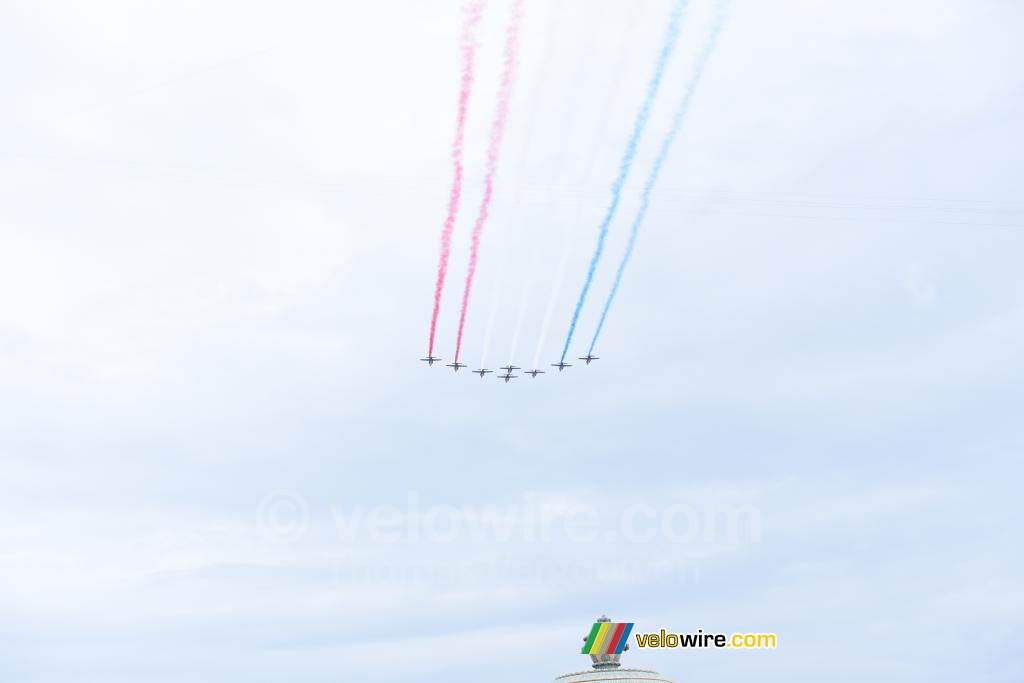 De Patrouille de France vliegt over de Champs-Elyses