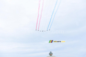 La Patrouille de France passe au-dessus des Champs-Elysées (23x)