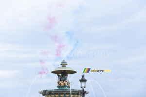 Le drapeau français de la Patrouille de France laisse ses traces sur la Place de la Concorde (25x)