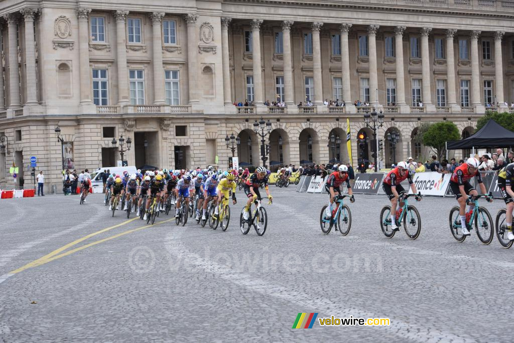 Het peloton van de Tour de France 2025 voor het Htel de la Marine