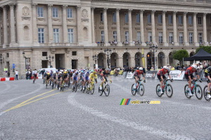 Le peloton du Tour de France 2025 devant l'Hôtel de la Marine (24x)