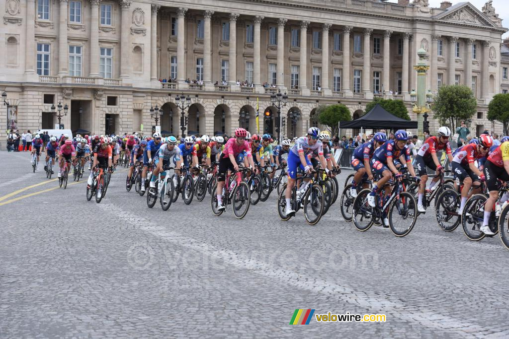 Het peloton van de Tour de France 2025 voor het Htel de la Marine (2)
