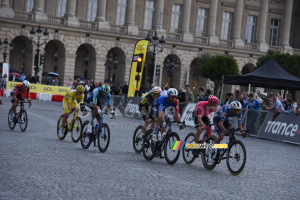 Un premier groupe s'est détachée après le premier passage à Montmartre (25x)