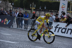 Tadej Pogacar (UAE Team Emirates XRG) est dans le groupe de tête (445x)