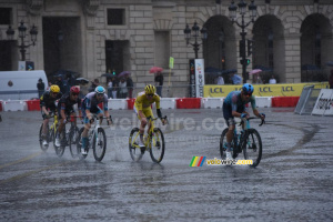 Après le deuxième passage à  Montmartre, les coureurs continuent sous la pluie (505x)