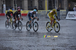 Tadej Pogacar (UAE Team Emirates XRG) lutte contre la pluie (479x)
