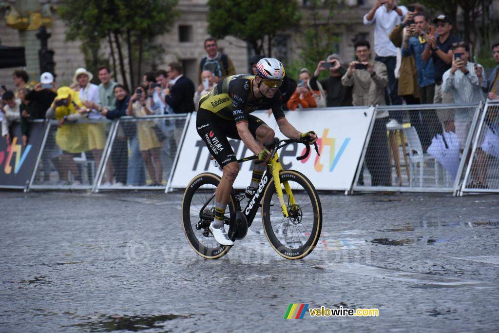 Wout van Aert (Team Visma | Lease a Bike) rijdt alleen naar de overwinning