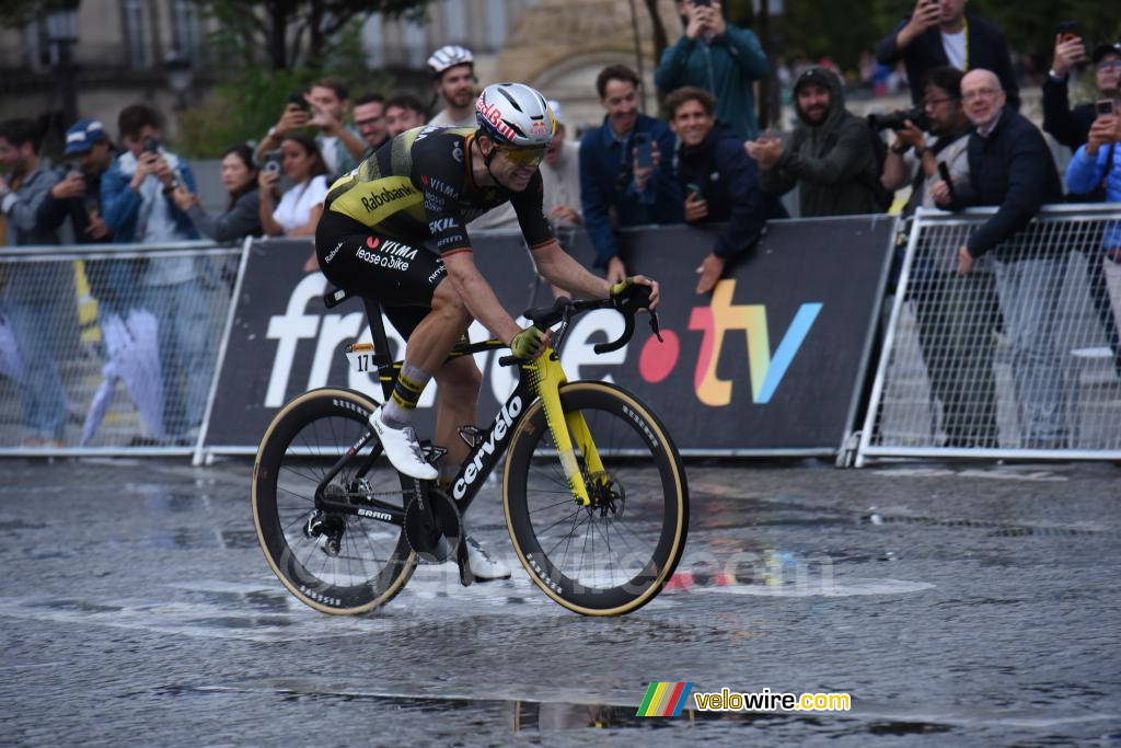 Wout van Aert (Team Visma | Lease a Bike) rijdt alleen naar de overwinning (2)