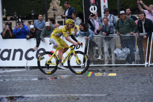 Tadej Pogacar (UAE Team Emirates XRG) déçu de s'être fait avoir par Wout van Aert (513x)