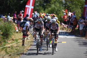 The Yellow Jersey group led by UAE Team Emirates XRG (9th stage) (63x)