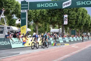 Jasper Philipsen (Alpecin-Premier Tech), Mads Pedersen (Lidl-Trek), Max Kanter (XDS Astana) et Biniam Girmay (NSN) au sprint à Saint-Pourçain-sur-Sioule sur l'étape 11 (63x)