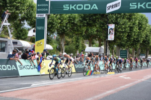 Le peloton au sprint à Saint-Pourçain-sur-Sioule sur l'étape 11 (66x)