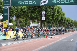 Le peloton au sprint à Saint-Pourçain-sur-Sioule sur l'étape 11 (2) (79x)