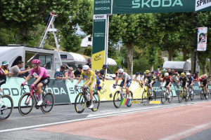 Tadej Pogačar (UAE Team Emirates XRG) au sprint à Saint-Pourçain-sur-Sioule sur l'étape 11 (127x)