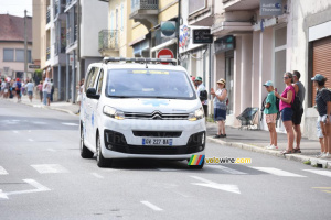 L'ambulance qui évacue Jonas Vingegaard à La Roche-sur-Foron (44x)
