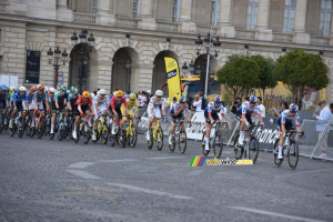 The peloton on the Place de la Concorde (56x)