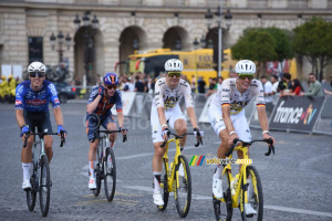 All smiles at UAE and Alpecin! (119x)