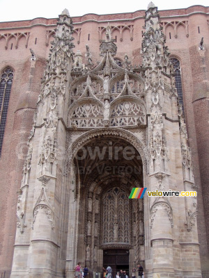 L'entrée impressionante de la Basilique Sainte-Cécile in Albi (410x)