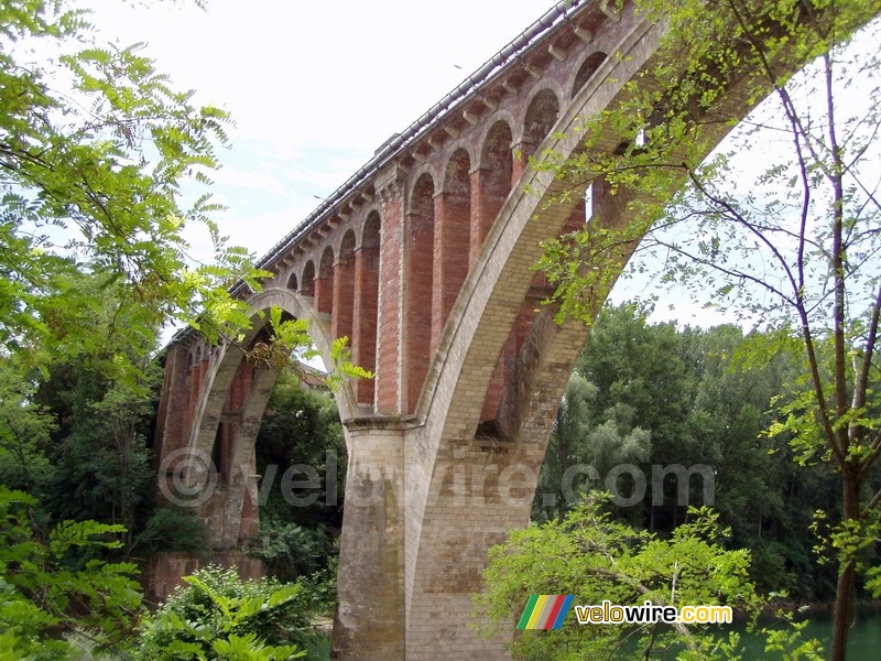 Le pont sur le Tarn entre Rabastens à Couffouleux