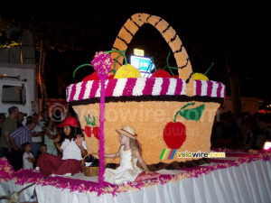 La voiture avec les fruits à la cavalcade fleurie à l'occasion des fêtes du 15 août (369x)