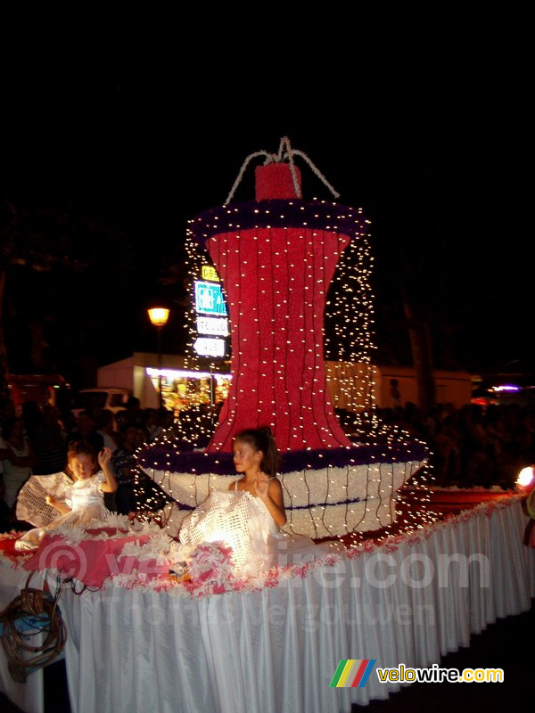 Une des voitures à la cavalcade fleurie à l'occasion des fêtes du 15 août