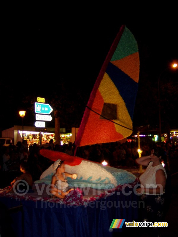 Une voiture planche à voile à la cavalcade fleurie à l'occasion des fêtes du 15 août