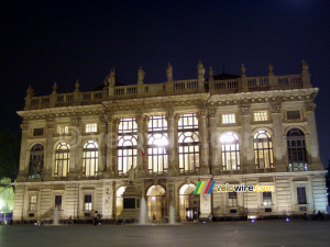 A nice building on a place in the center of Turin (209x)