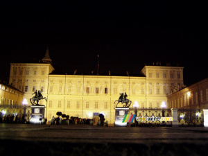 A nice building on a place in the center of Turin (208x)