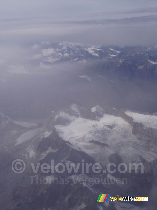 Des montagnes vues depuis l'avion vers Paris