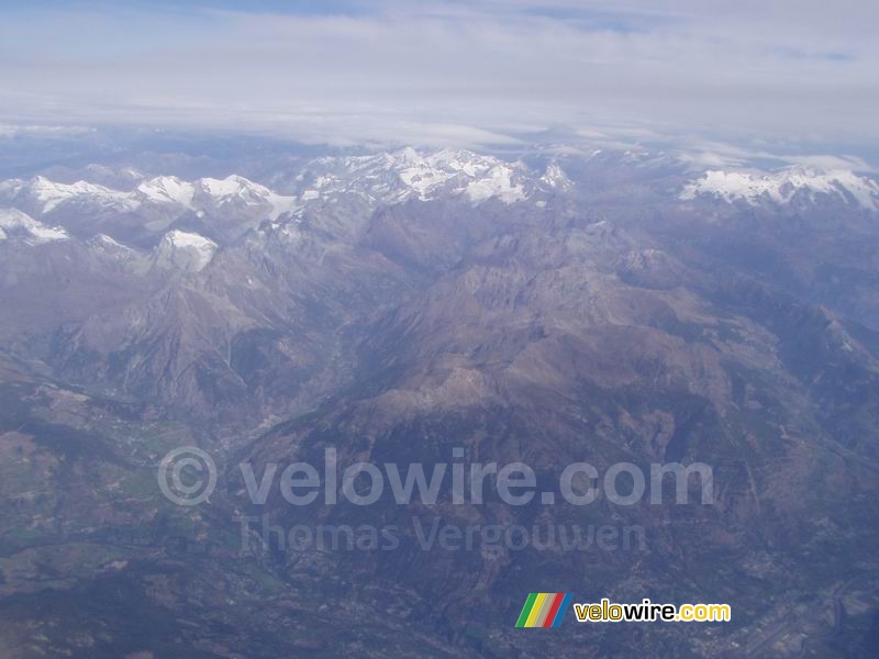 Des montagnes vues depuis l'avion vers Paris