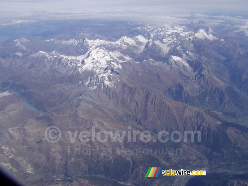 Des montagnes vues depuis l'avion vers Paris