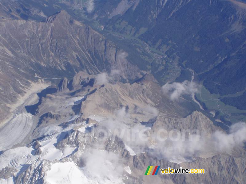 Des montagnes vues depuis l'avion vers Paris