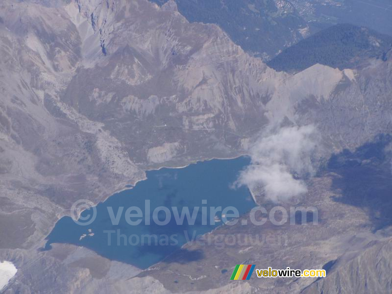 Un lac vu depuis l'avion vers Paris