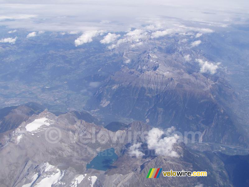 Un lac vu depuis l'avion vers Paris