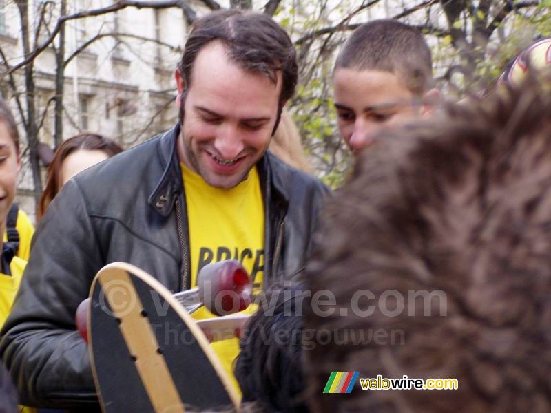 Jean Dujardin (the actor Brice) dedicates a skateboard