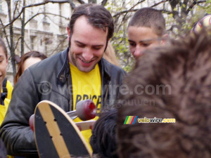 Jean Dujardin (the actor Brice) dedicates a skateboard (540x)