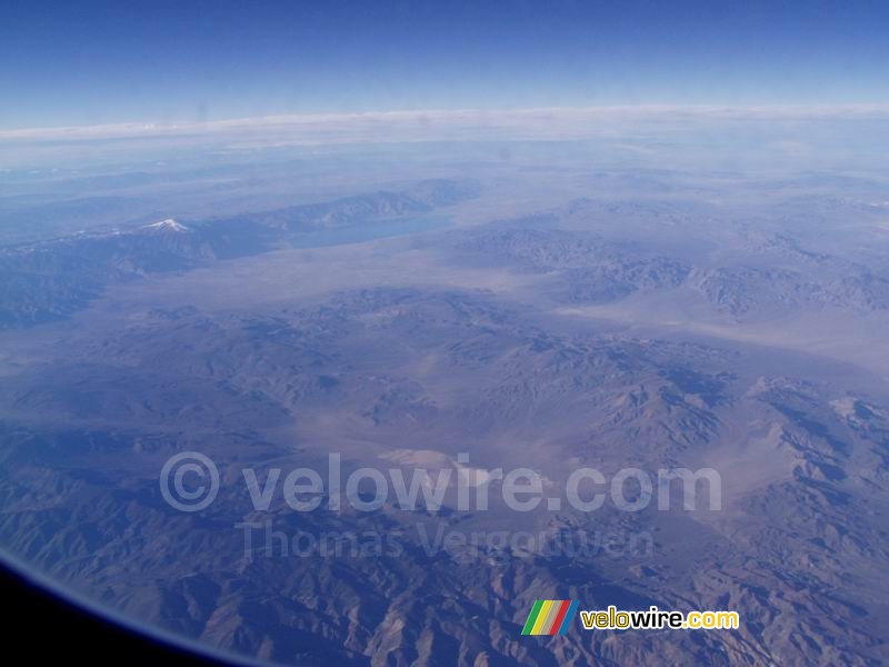 Berglandschap gezien vanuit het vliegtuig naar San Francisco