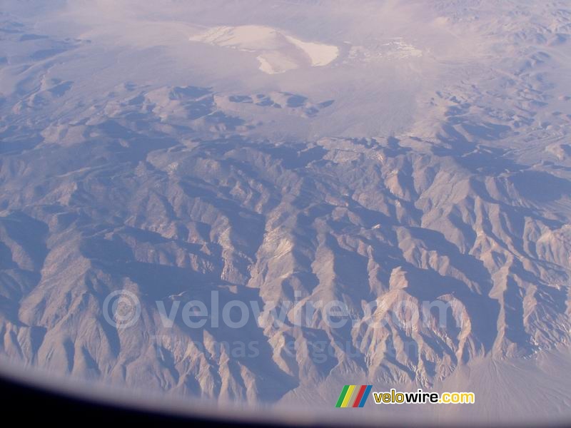 Berglandschap gezien vanuit het vliegtuig naar San Francisco