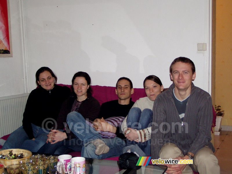 Marie-Laure, Anne-Ccile, Sbastien, Virginie en Florent op de bank bij Isabelle & Cdric in Saint-Sulpice