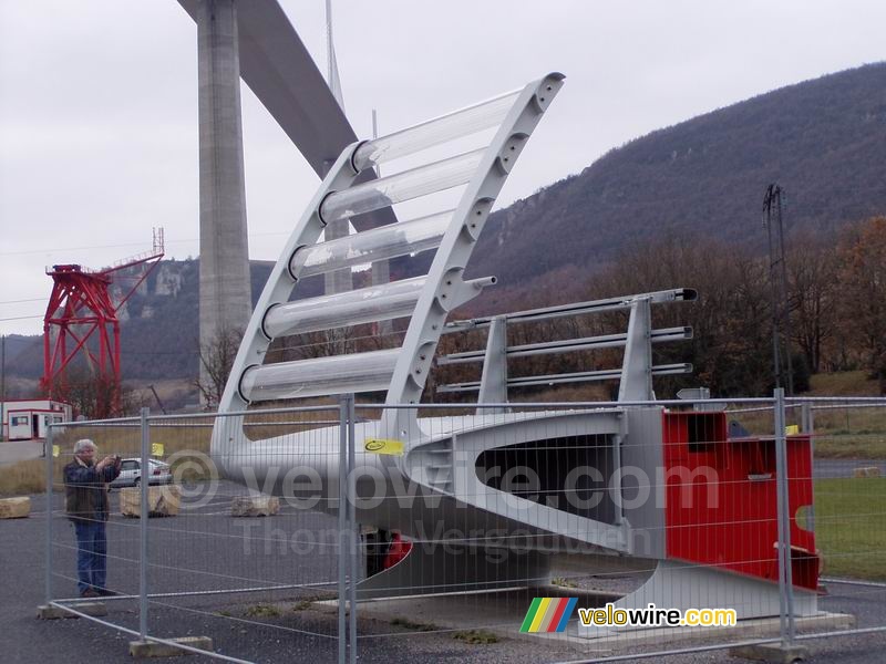 Een van de vangrail-/windvangerelementen van het viaduct van Millau