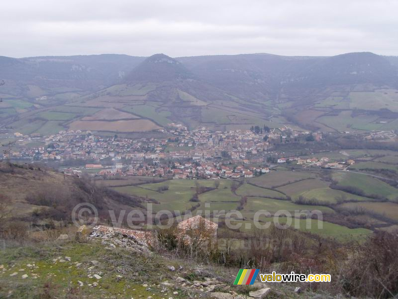 Het dorpje Luzençon gezien vanaf St. Georges de Luzençon