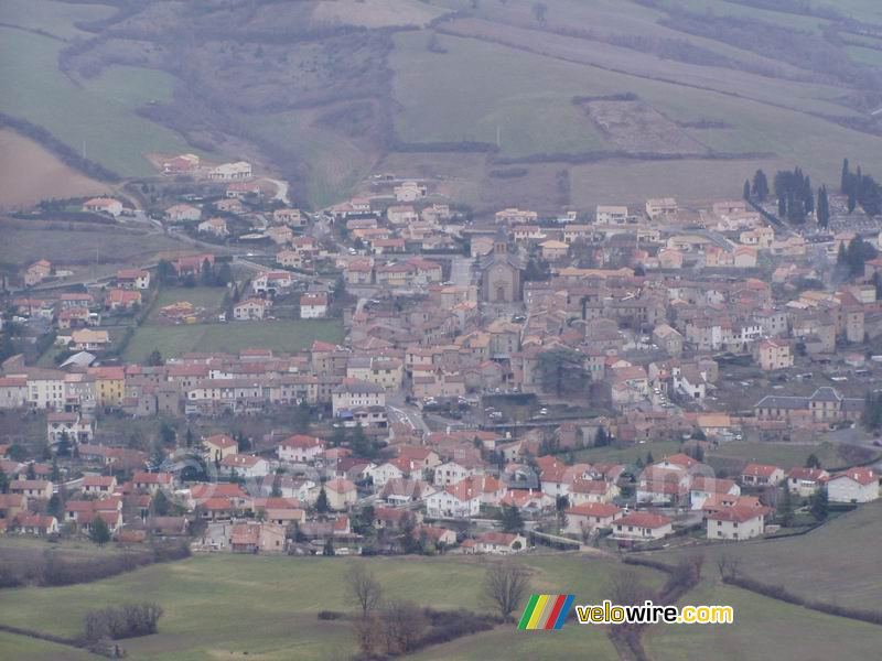 Het dorpje Luzençon gezien vanaf St. Georges de Luzençon