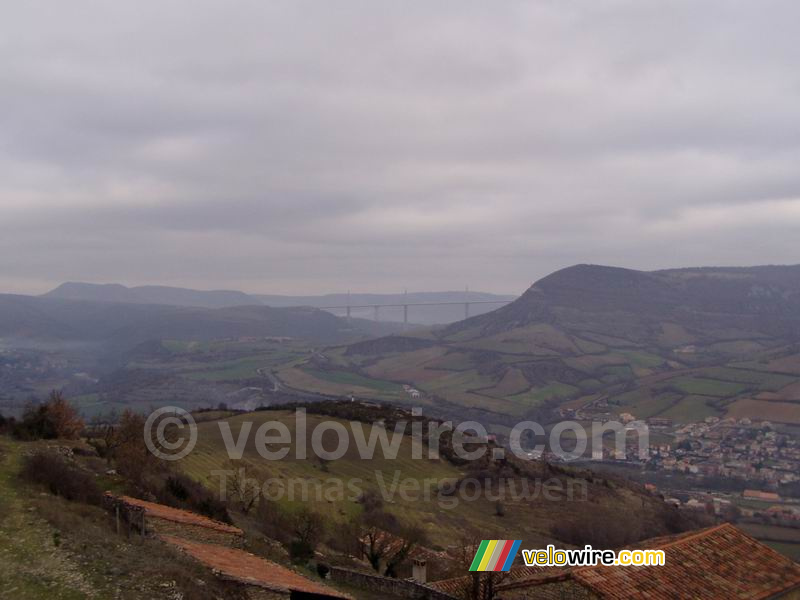 Le viaduc de Millau vu depuis St. Georges de Luzençon