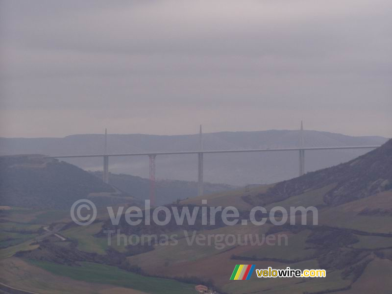 Le viaduc de Millau vu depuis St. Georges de Luzençon