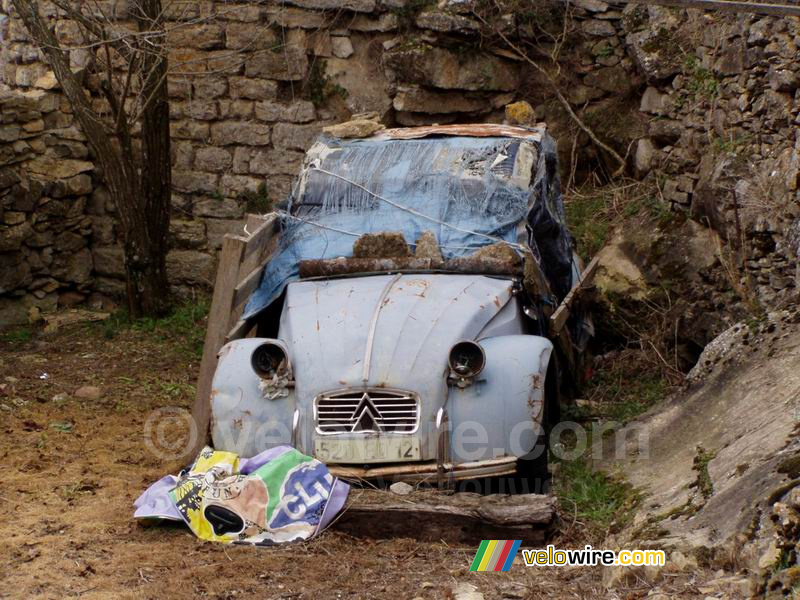 Un vieux 2CV à St. Georges de Luzençon