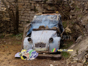 An old 2CV in St. Georges de Luzençon (333x)