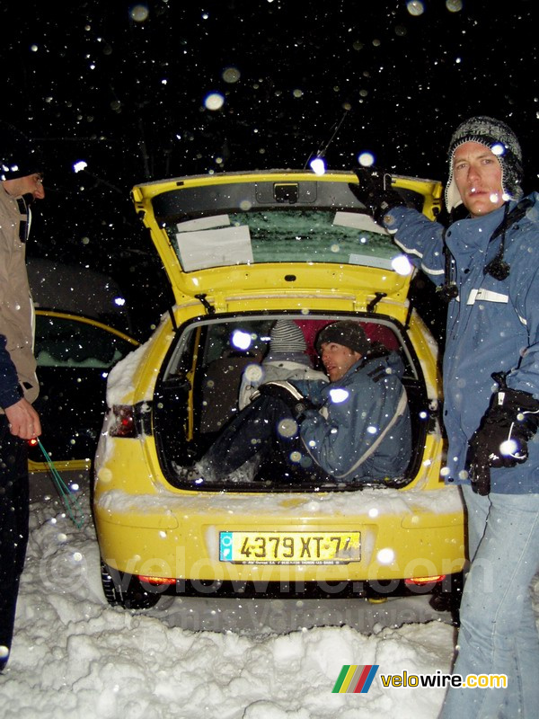 Bernard in de achterbak van de auto van Marco