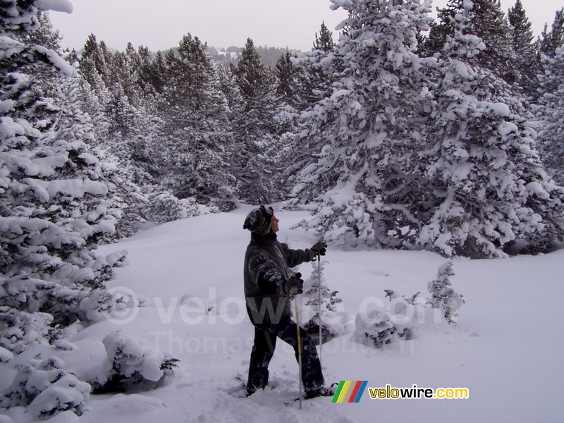 Sébastien overviewing the wintery landscape